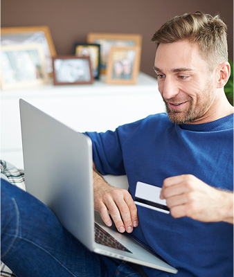 Hombre con camiseta azul